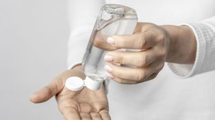La Anmat prohibió la venta de una marca de alcohol líquido y en gel