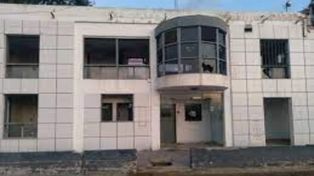 El edificio presenta un marcado estado de deterioro.