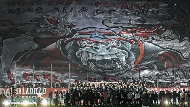 La gigantesca bandera que apareció en el partido de despedida de Maxi Rodríguez.
