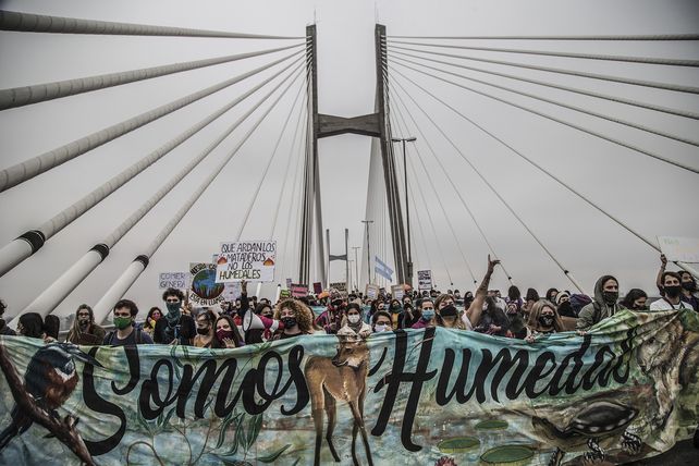 Los ambientalistas cortaron el puente Rosario-Victoria el sábado 17 de septiembre en reclamo de una Ley de Humedales.&nbsp;