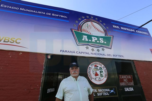 En el Estadio. El máximo dirigente de la entidad junto a nuevo cartel que estrenarán con el certamen que comenzará en horas en la capital entrerriana.
