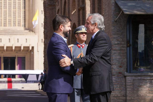Ambos presidentes recordaron los 205 años del Abrazo de Maipú.
