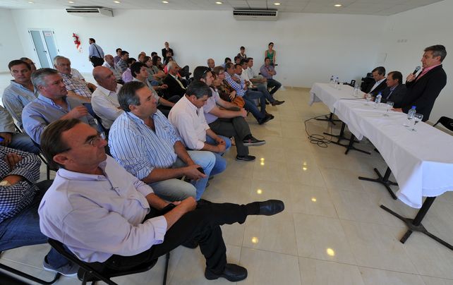 El gobernador electo pidió unidad a los intendentes y anunció que habrá internas en el PJ