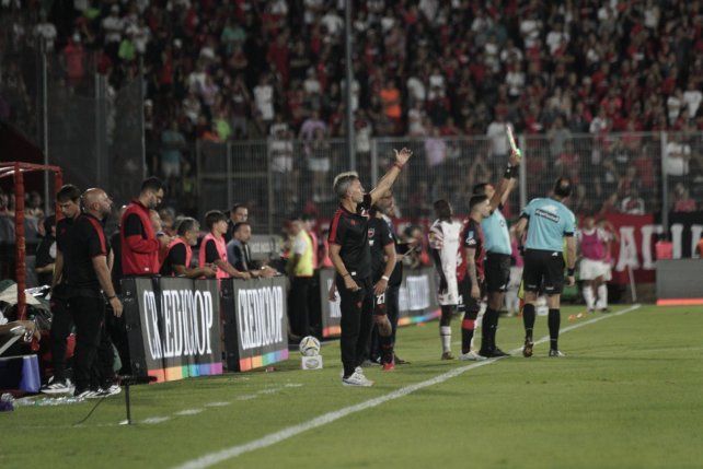 Lucas Bernardi dirigió a Newells ante Estudiantes.