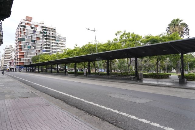 Desolación. La miniterminal de ómnibus en plaza Sarmiento era un desierto por el paro de colectivos.
