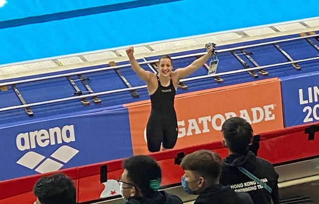 Brazos en alto para Julia Christen por su gran actuación en el Mundial Junior de natación.