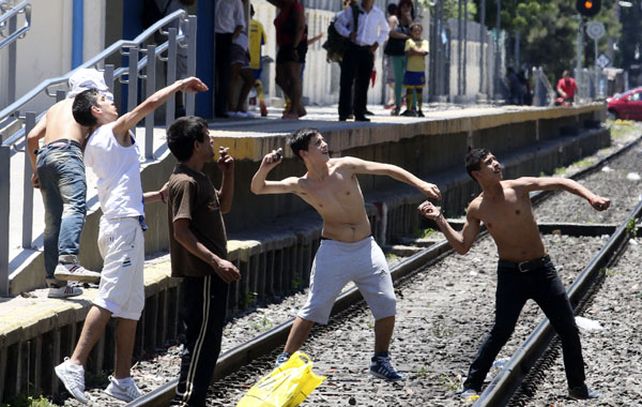 Amigos del joven fallecido atacan a piedrazos un edificio donde se habrían escondido los agresores. (Foto: NA)