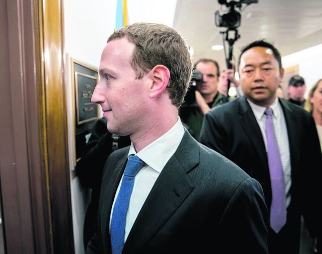 marc zuckerberg. El director de Facebook llega ayer al Capitolio.