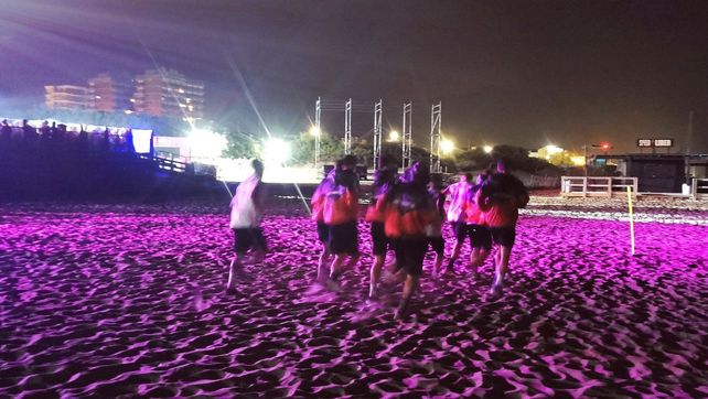 Los jugadores de Riestra entrenando este viernes a la madrugada en la arena y cerca de un boliche.