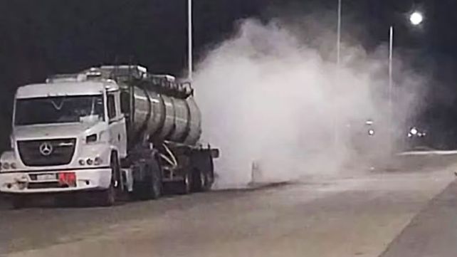 Un camión cisterna tuvo una fuga de ácido clorhídrico. Ocurrió en la ruta A012