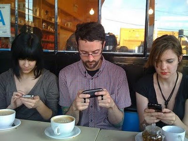 Afirman que el zombie tecnológico es un adicto al celular.
