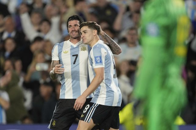 Rodrigo De Paul abraza y celebra junto a Julián Alvarez en la goleada de la Argentina 4-1 sobre Brasil.