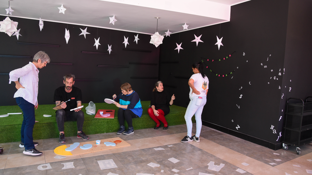 Renovado el sector infantil gana espacio en la planta baja con salida a la explanada de la plaza Montenegro.&nbsp;