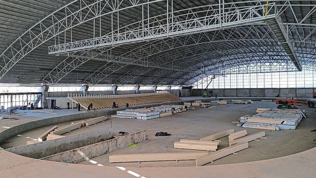 Obra del velódromo: El nuevo velódromo de Rafaela avanza con la instalación de su pista de madera homologada por la UCI.