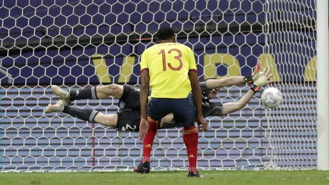 El arquero argentino, Dibu Martínez, artífice del triunfo y pase a la final.