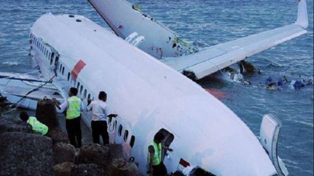 Indonesia: Es improbable que haya sobrevivientes de la caída del avión