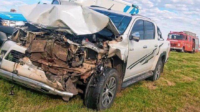 La camioneta impactó sin control impactó a los dos operarios que trabajaban en la ruta 14.