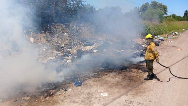 Bomberos controlaron un incendio de basural en Paraná