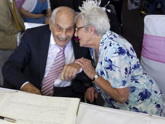 Él 103, ella 91 y se casan