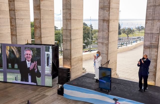 Omar Perotti encabez&oacute; este s&aacute;bado 20 de junio el acto central por el D&iacute;a de la Bandera en el Monumento de la ciudad de Rosario.