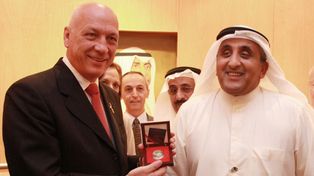 Al gobernador Antonio Bonfatti le robaron una moneda kuwaití de oro