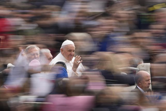 El Papa Francisco ingresa a la plaza San Pedro, el Vaticano. 
