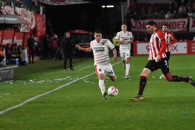 Newells derrotó con solidez a Estudiantes y es puntero del torneo en soledad