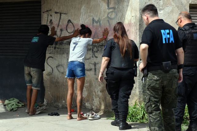 Vía Honda, Rosario: posterior a la muerte de un niño la policía requisa a jóvenes. 