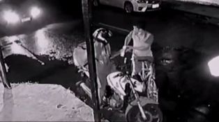Video: un ladrón intentó robarle a un repartidor pero fue atropellado por un automovilista