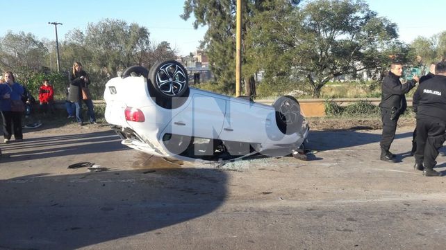 Dado vuelta. Así quedó el auto tras la colisión con el camión.&nbsp;