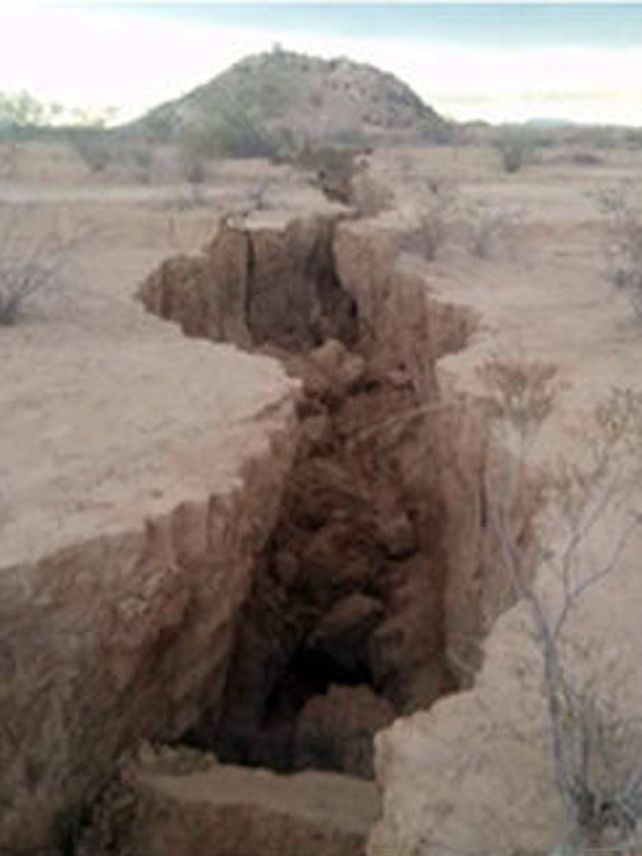 Una enorme grieta de un kilómetro apareció en Hermosillo, México