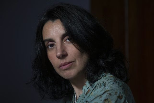 Alicia salinas es periodista y escritora. Díscola es su sexto libro de poesías.