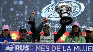 Chapur celebró con champán y la copa en la otra mano. El cordobés hizo una gran final en San Nicolás.
