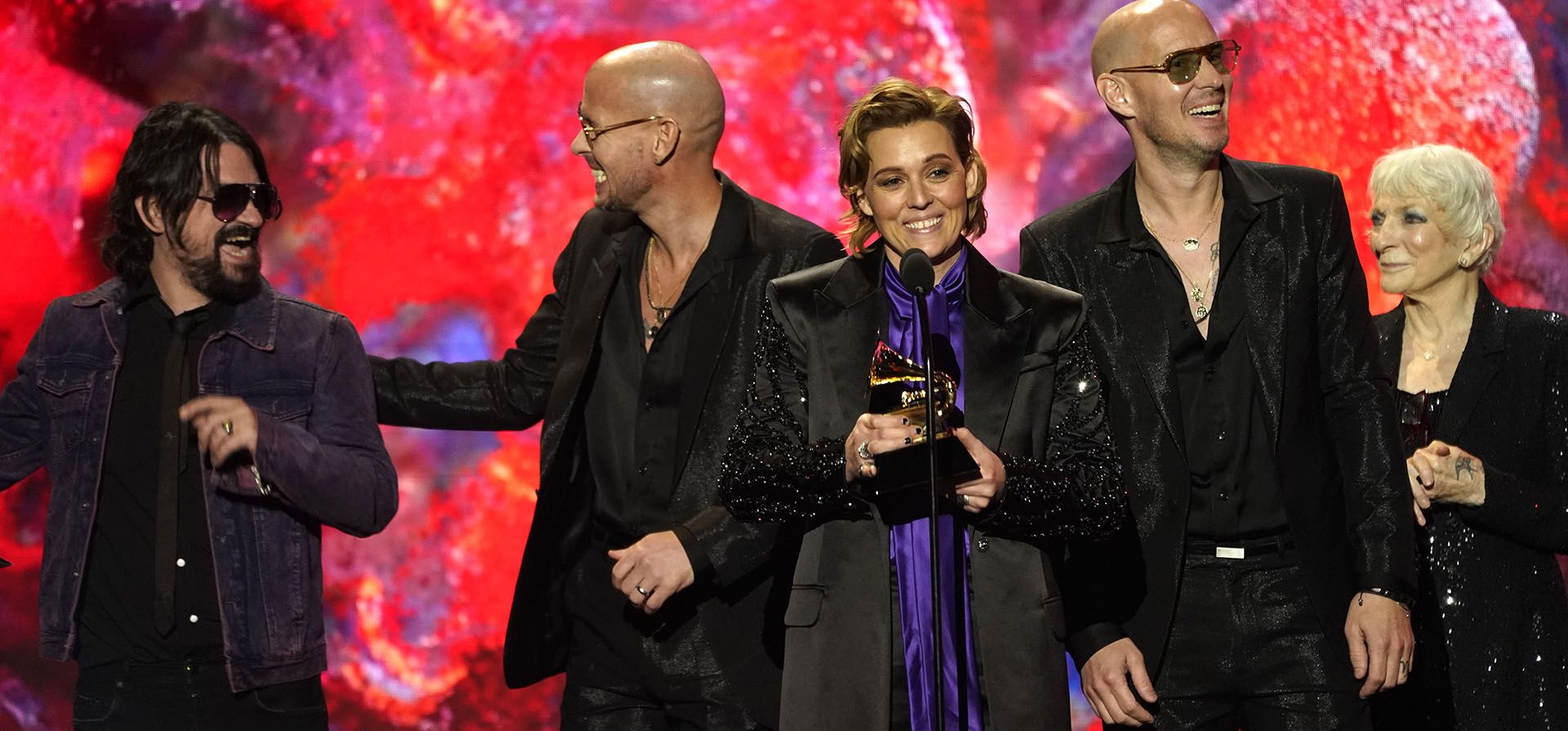 Shooter Jennings, de izquierda a derecha, Phil Hanseroth, Brandi Carlile y Tim Hanseroth aceptan el premio al mejor álbum estadounidense por "In These Silent Days" en la 65ª entrega anual de los premios Grammy, el domingo 5 de febrero de 2023 en Los Ángeles. Judy Collins mira. (Foto AP/Chris Pizzello)