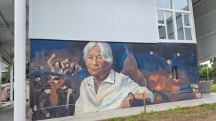 Una de las paredes de la escuela luce un mural con la imagen de Sara Bartfeld Rietti.