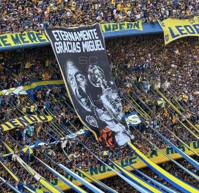 La bandera con el rostro de Miguel Russo que exhibieron los hinchas de Boca tras ganar el clásico.