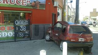 Un coche terminó en la vereda después de un accidente y lo dejaron olvidado