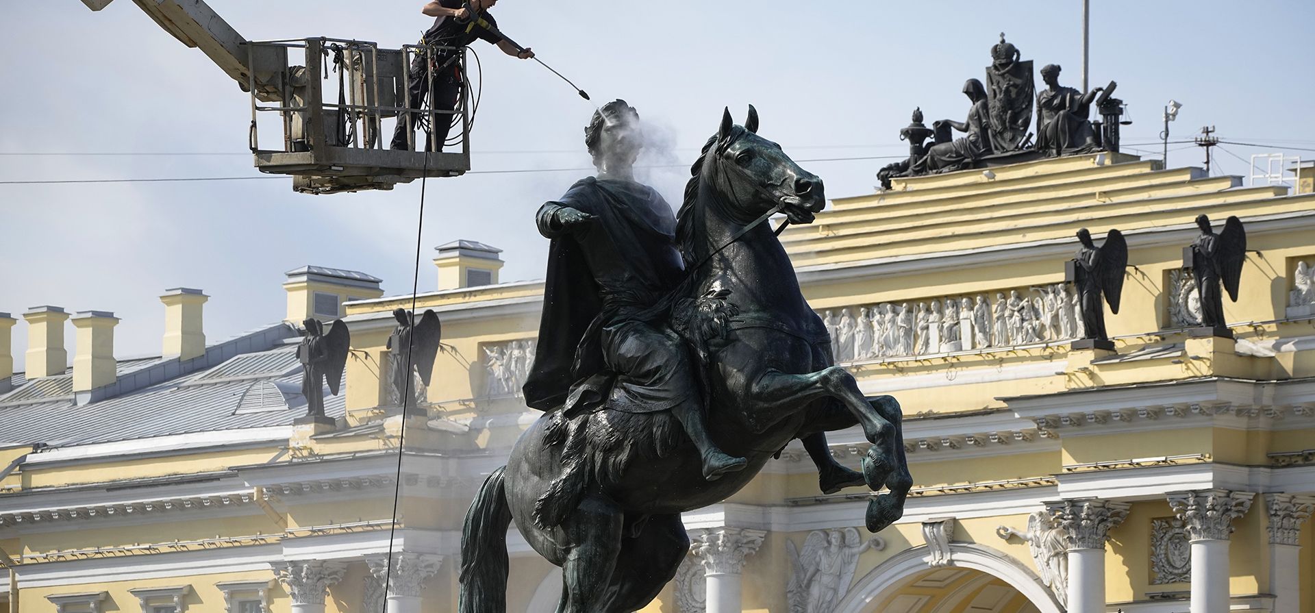 Un trabajador lava un hito de la ciudad, la estatua ecuestre de Pedro el Grande, conocida como el Jinete de Bronce, del escultor francés Etienne Maurice Falconet, en San Petersburgo, Rusia, el viernes 26 de mayo de 2023. (Foto AP/Dmitri Lovetsky) Un trabajador lava un hito de la ciudad, la estatua ecuestre de Pedro el Grande, conocida como el Jinete de Bronce, del escultor francés Etienne Maurice Falconet, en San Petersburgo, Rusia, el viernes 26 de mayo de 2023. (Foto AP/Dmitri Lovetsky)
