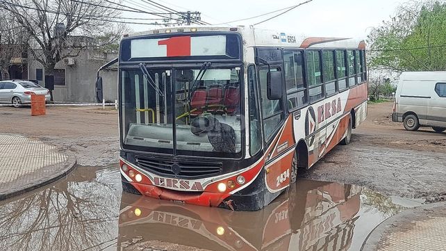 Así quedó el colectivo luego de caer en un socavón.