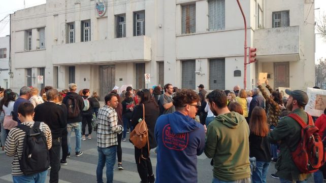 Juntos. Los vecinos marcharon hasta la Municipalidad desde plaza San Martín.
