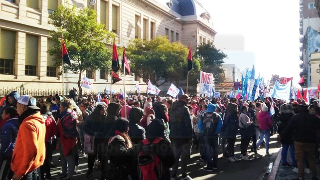 Organizaciones sociales no quieren que Potenciar Trabajo pase a Municipios. Lo expresaron frente al Palacio municipal de Paraná