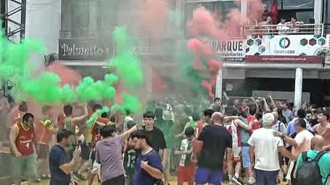 Jugadores e hinchas de Recreativo festejan luego del triunfo ante Estudiantes.