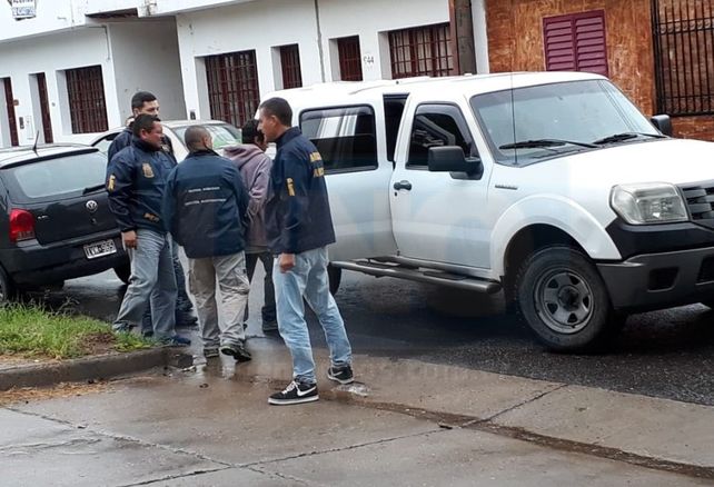 Por drogas y abuso de armas de fuego, realizan 16 allanamientos simultáneos en barrio Paraná V