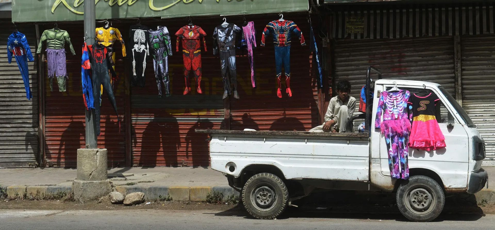 Un vendedor de disfraces espera a los clientes fuera de las tiendas cerradas durante una huelga de comerciantes, en protesta contra el aumento de los precios de la electricidad y la inflación más alta, Karachi, Pakistán. Fotografía: Asif Hassan/AFP/Getty Images Un vendedor de disfraces espera a los clientes fuera de las tiendas cerradas durante una huelga de comerciantes, en protesta contra el aumento de los precios de la electricidad y la inflación más alta, Karachi, Pakistán. Fotografía: Asif Hassan/AFP/Getty Images