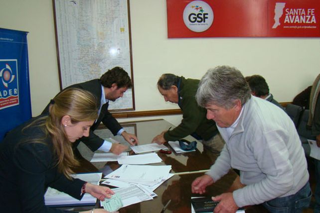 Se entregaron 45 nuevos créditos a pequeños productores santafesinos