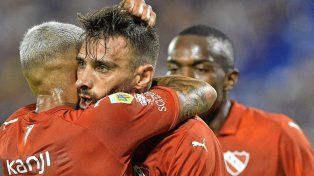 Joaquín Laso festeja el gol de Independiente ante Vélez.