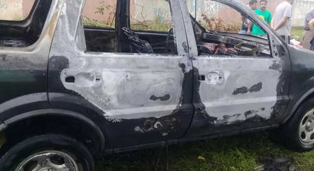Un joven prendió fuego el auto de una profesora de su excolegio