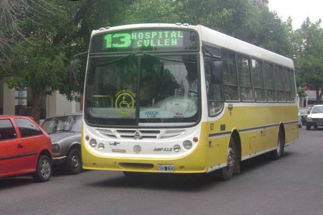 Una mamá dio a luz a su bebé en un colectivo urbano de pasajeros