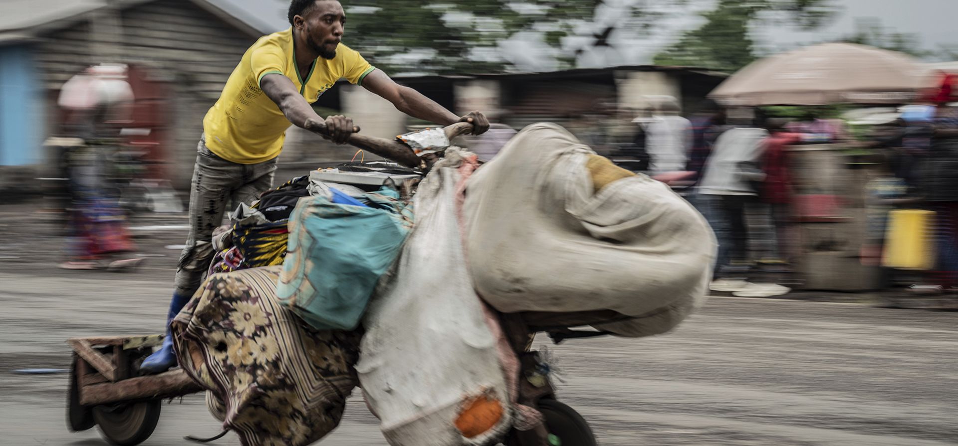 La gente se desplaza y huye de los combates mientras el grupo rebelde M23 avanza al centro de Goma, República Democrática del Congo, el domingo 26 de enero de 2025. (AP Foto/Moses Sawasawa)