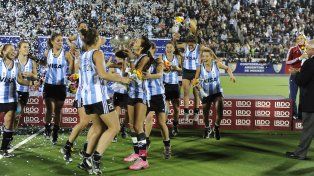 Luciana Aymar besa la copa del mundo, la que tanto anhelaba levantar en Rosario. Y en el estadio que lleva su nombre.